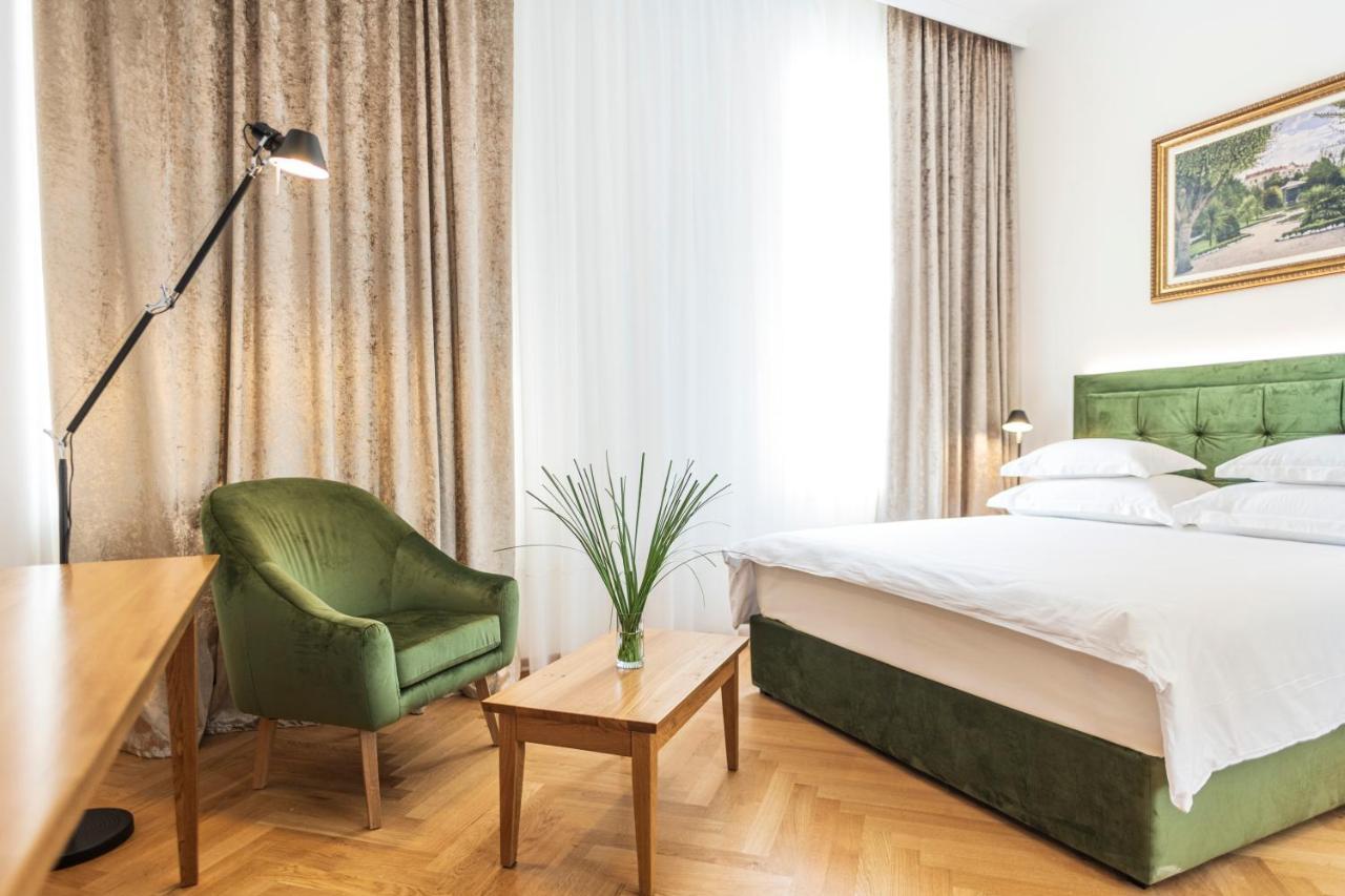 Hotel Miramare 茨里克韦尼察 外观 照片 A room at the hotel