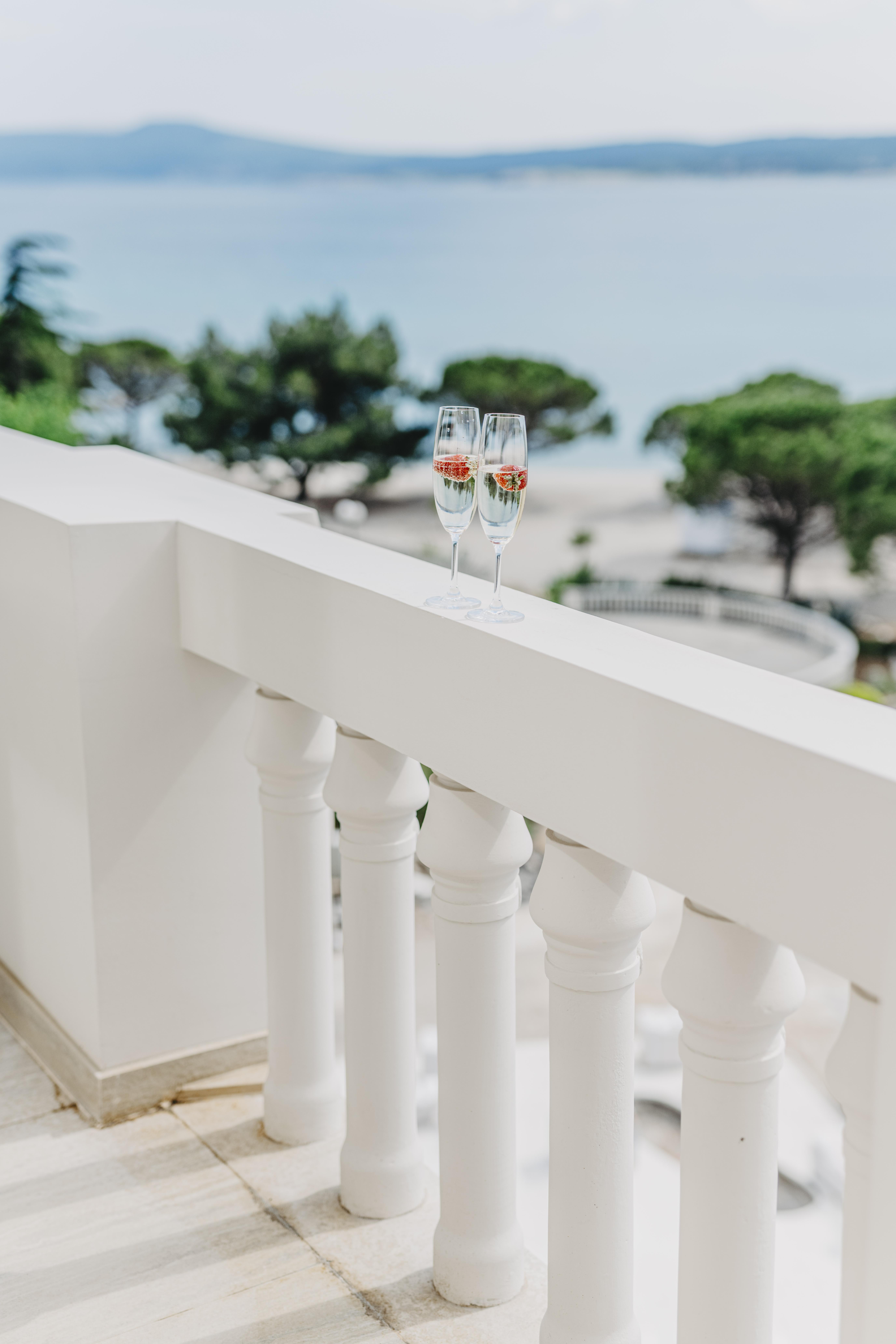 Hotel Miramare 茨里克韦尼察 外观 照片 A glass of champagne