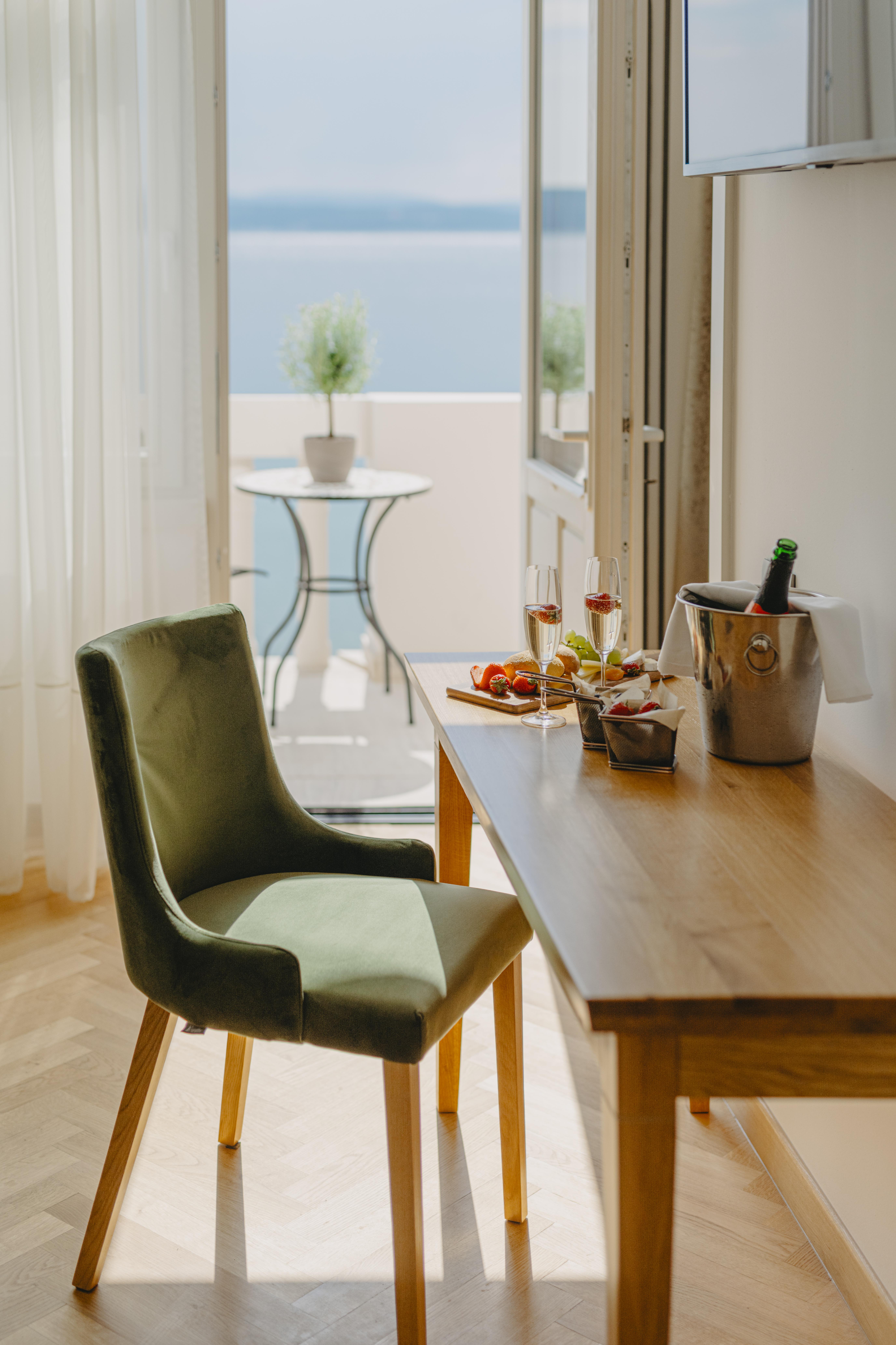 Hotel Miramare 茨里克韦尼察 外观 照片 A chair