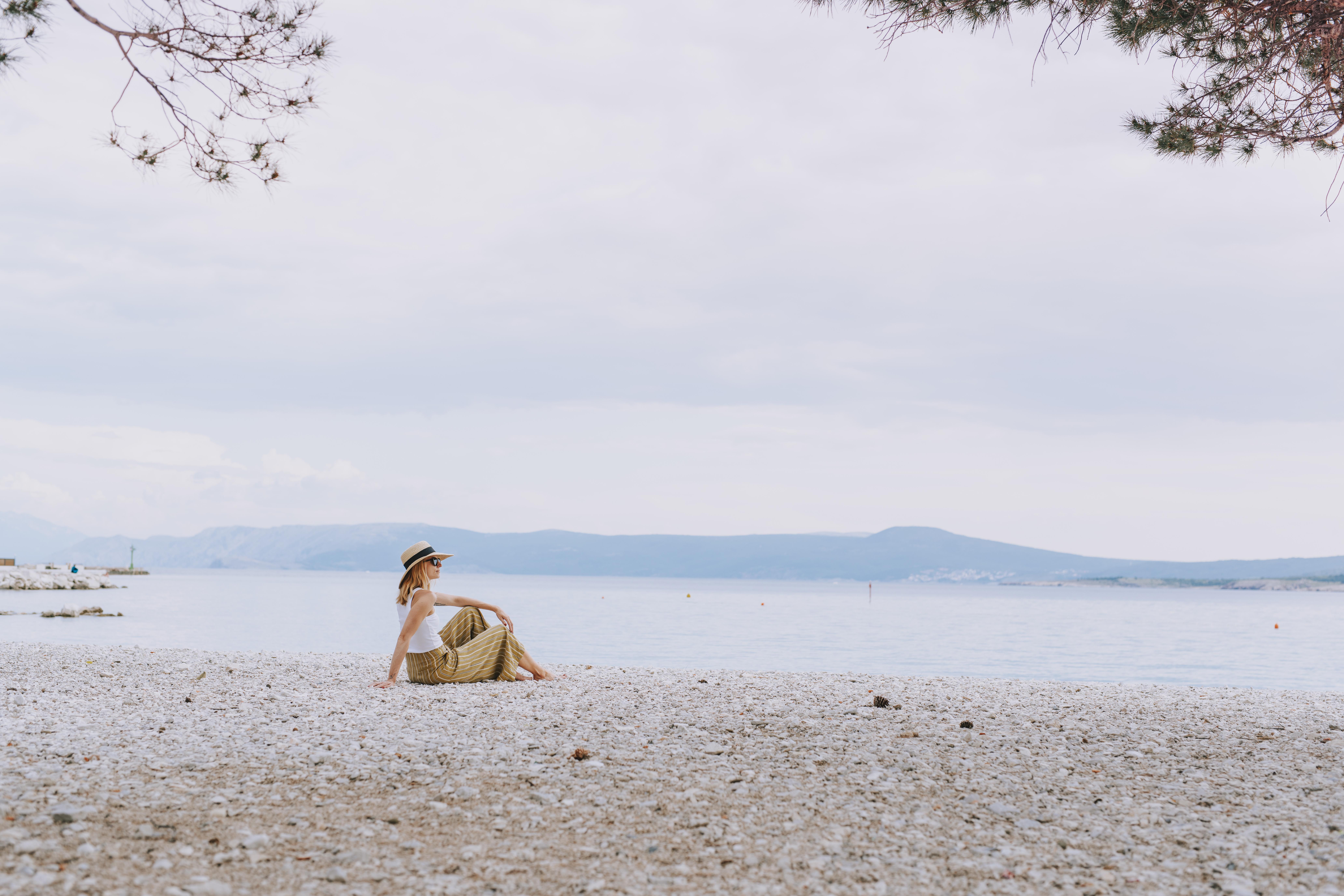 Hotel Miramare 茨里克韦尼察 外观 照片 A woman sitting on the beach