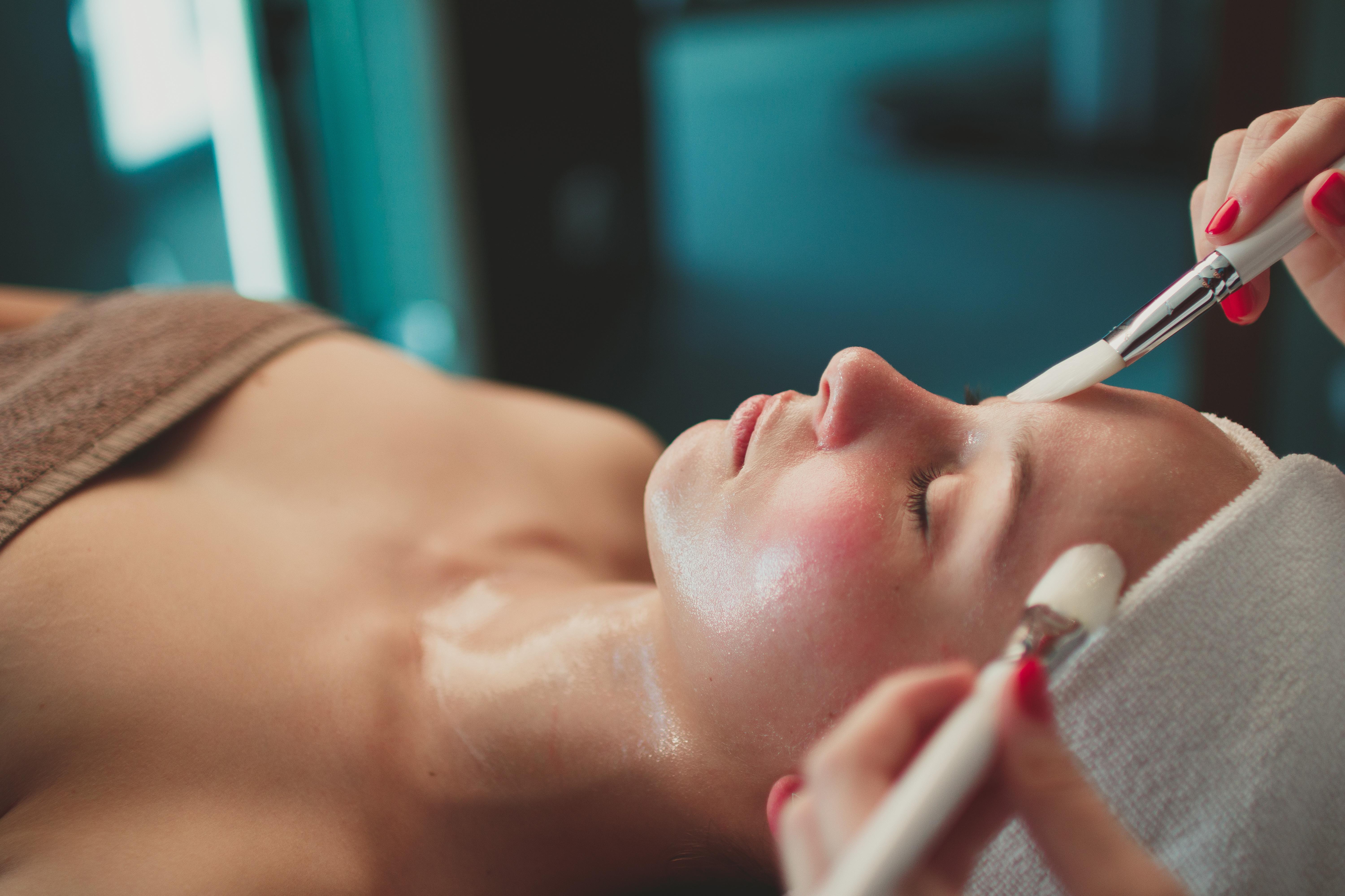 Hotel Miramare 茨里克韦尼察 外观 照片 A woman receiving a facial