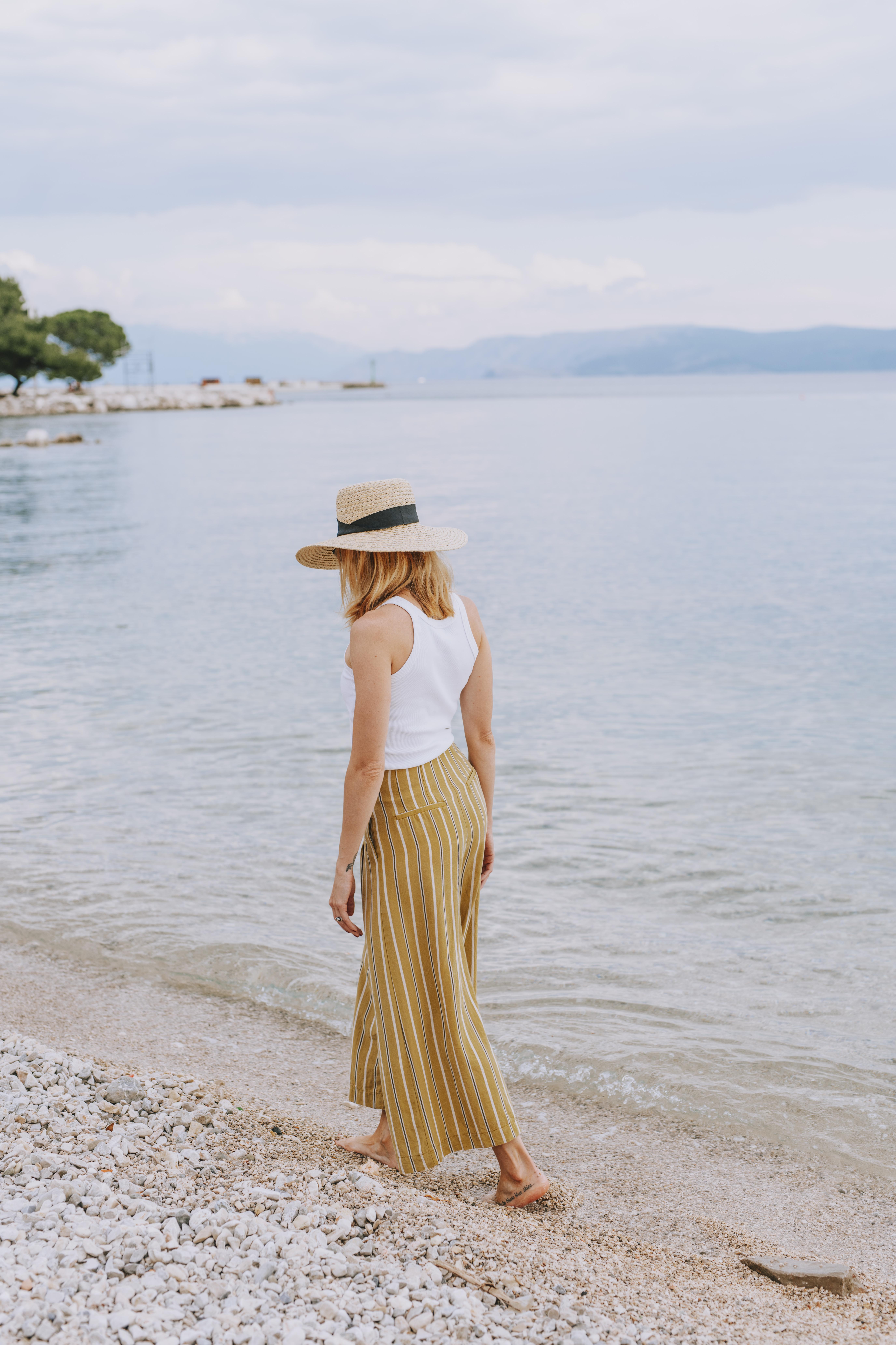 Hotel Miramare 茨里克韦尼察 外观 照片 A woman wearing a sun hat