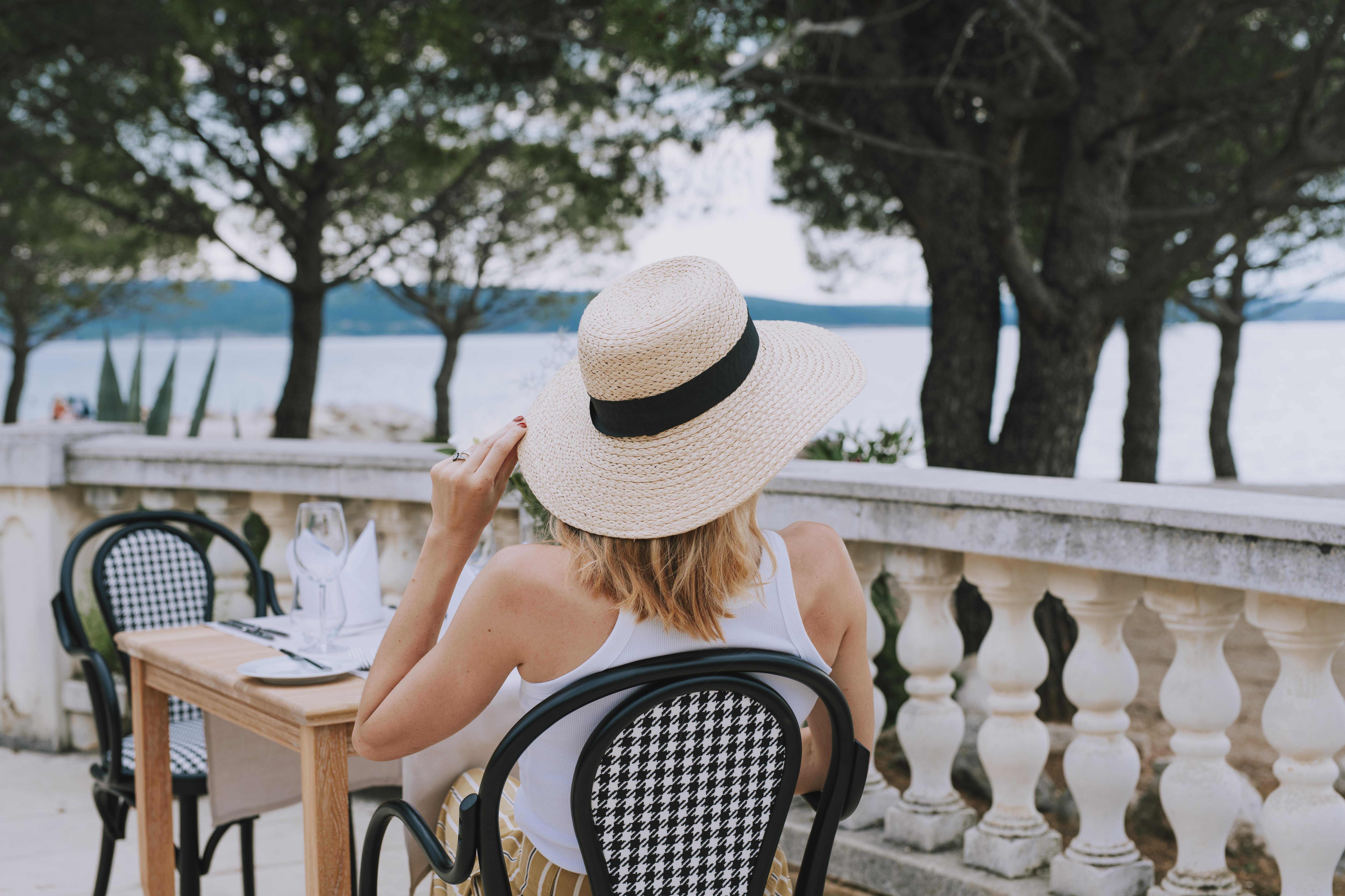 Hotel Miramare 茨里克韦尼察 外观 照片 A woman wearing a sun hat