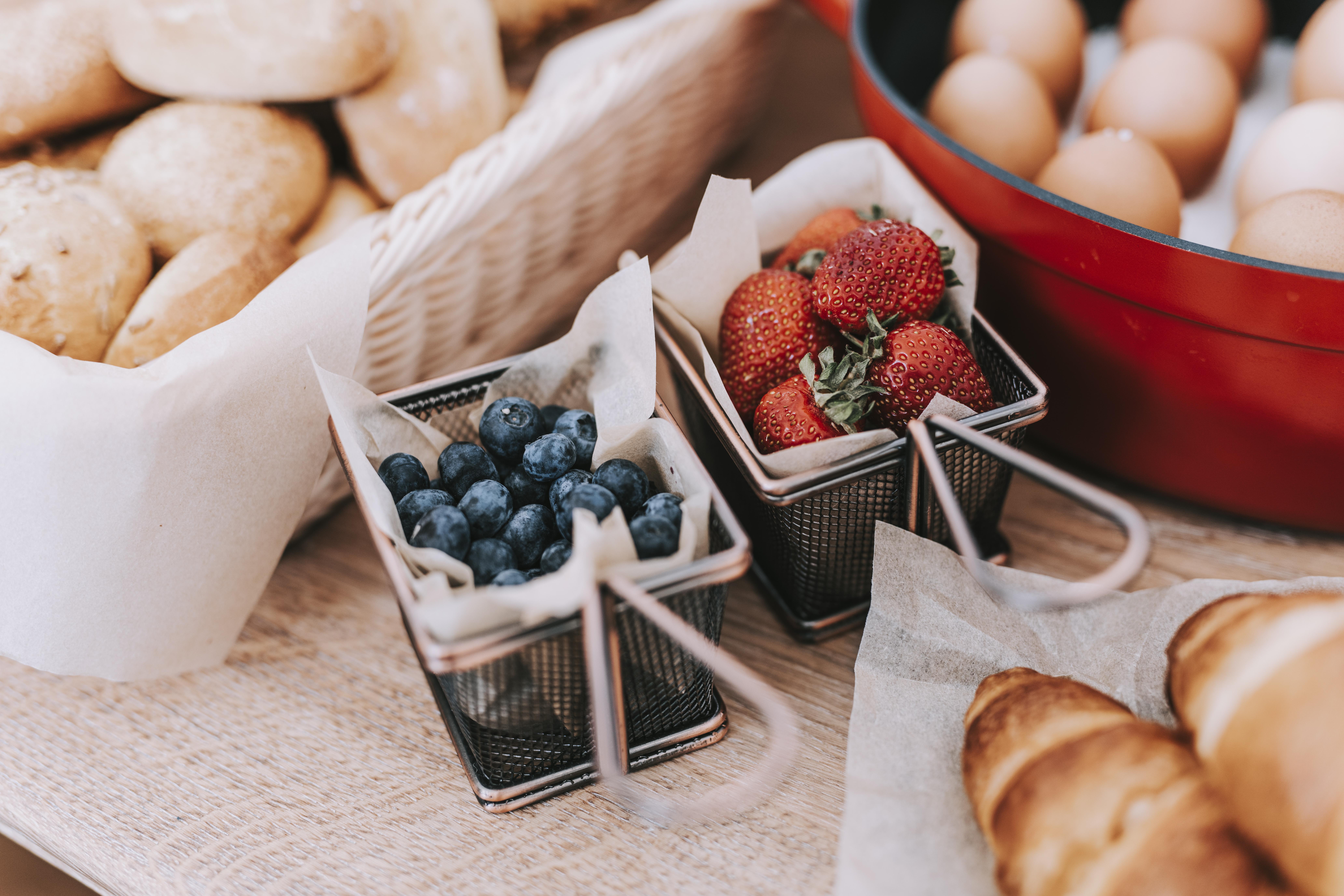 Hotel Miramare 茨里克韦尼察 外观 照片 Strawberries and blueberries in wire baskets