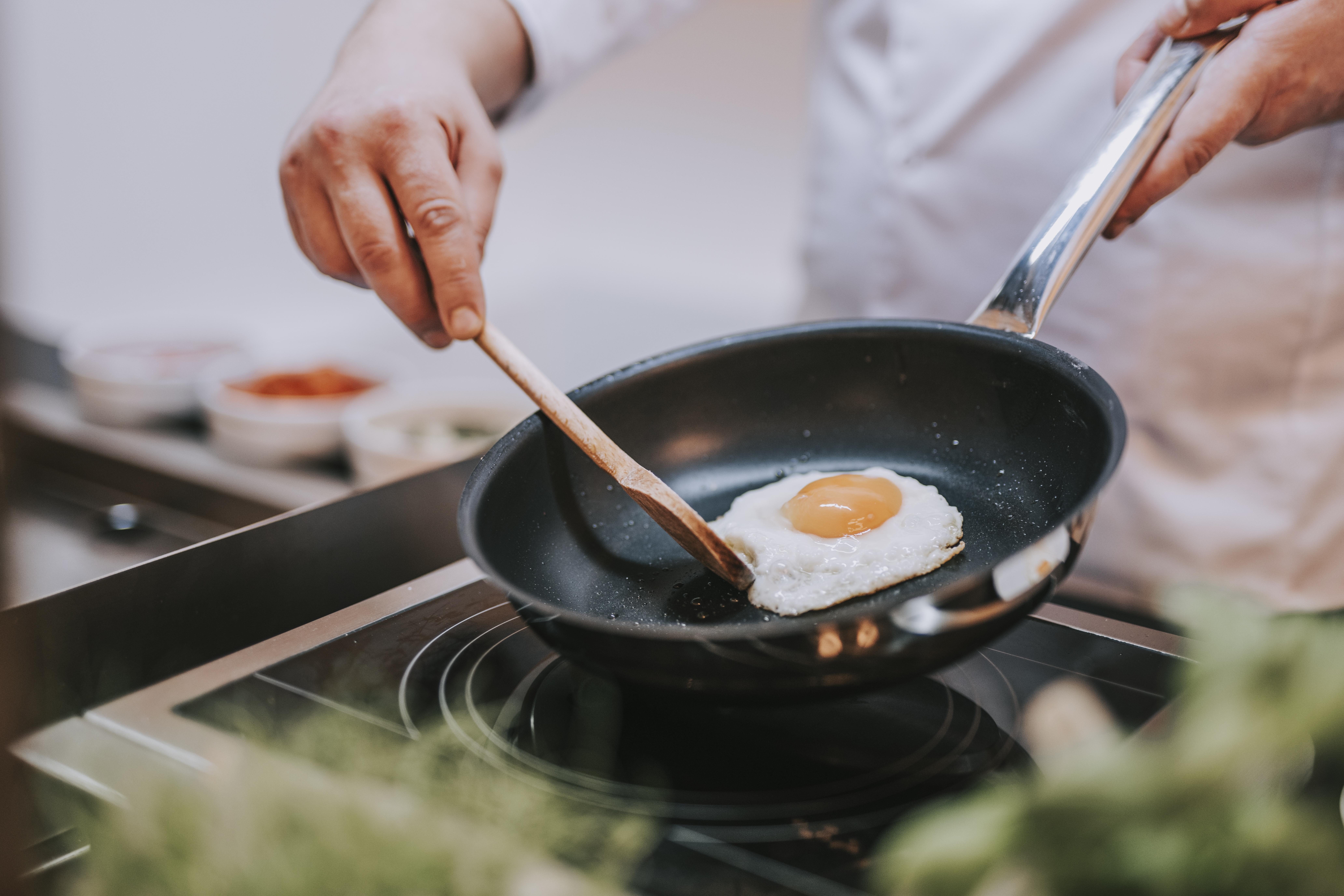 Hotel Miramare 茨里克韦尼察 外观 照片 A fried egg being cooked in a frying pan